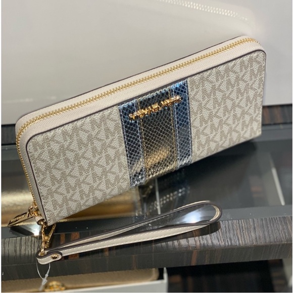 Michael Kors Jet Set
Travel Large Signature
Logo and Metallic Continental Wallet - Picture 12 of 13